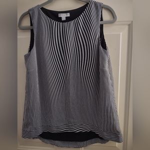 WOMAN'S WAVY BLACK AND WHITE STRIPED SLEEVELESS BLOUSE.